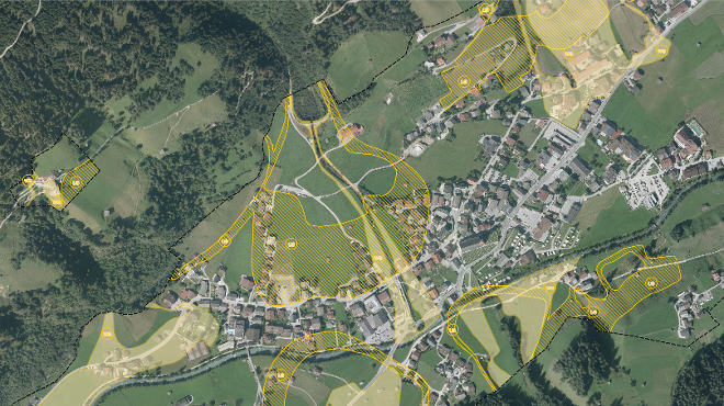 Der Kartenausschnitt zeigt die gelben Gefahrenzonen in Neustift im Stubaital. Die Abkürzung WB beschreibt das Einzugsgebiet des Wildbachs, die Abkürzung LG beschreibt das Einzugsgebiet der Lawinen.